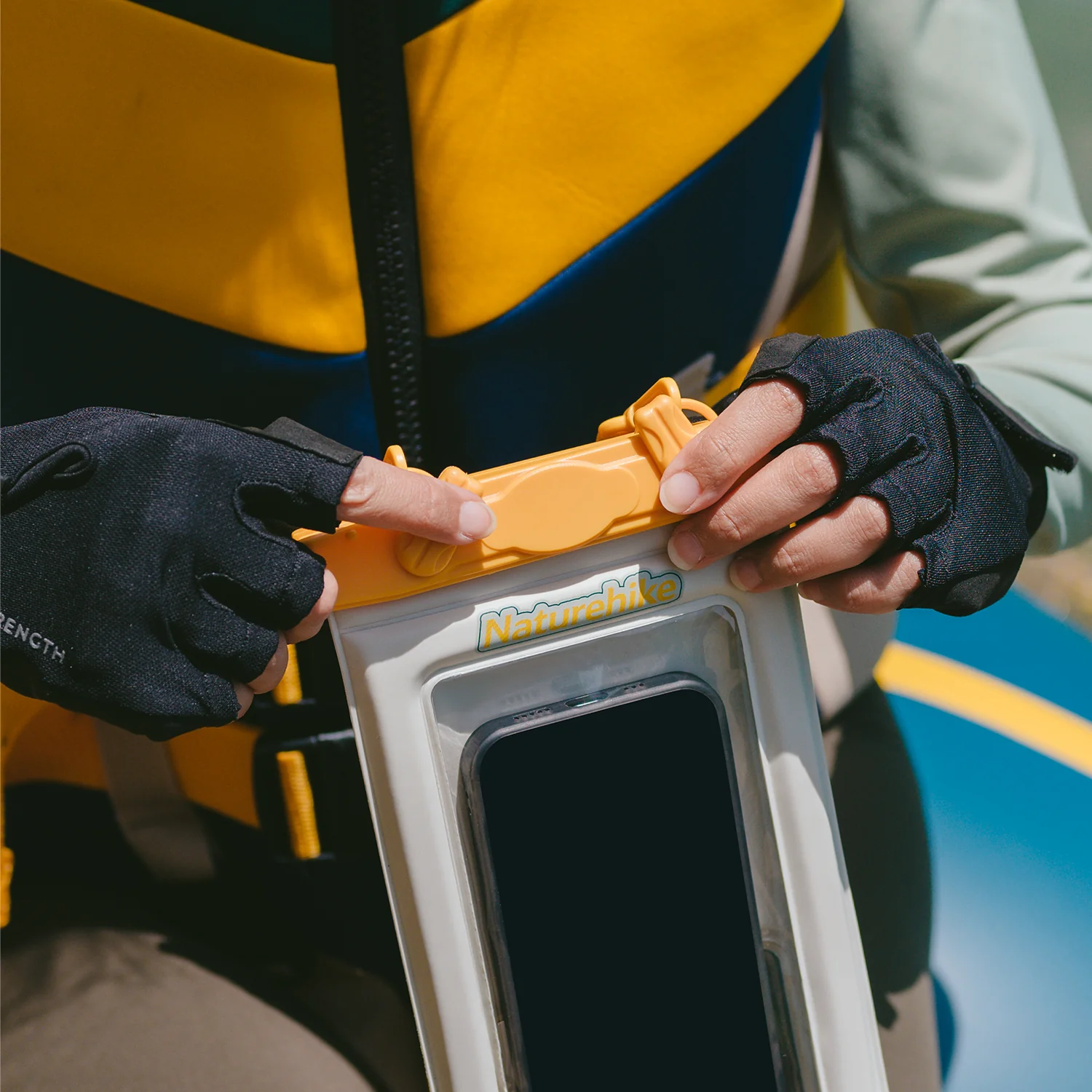 Naturehike Diving Series Waterproof Floating Phone Pouch - Image 3