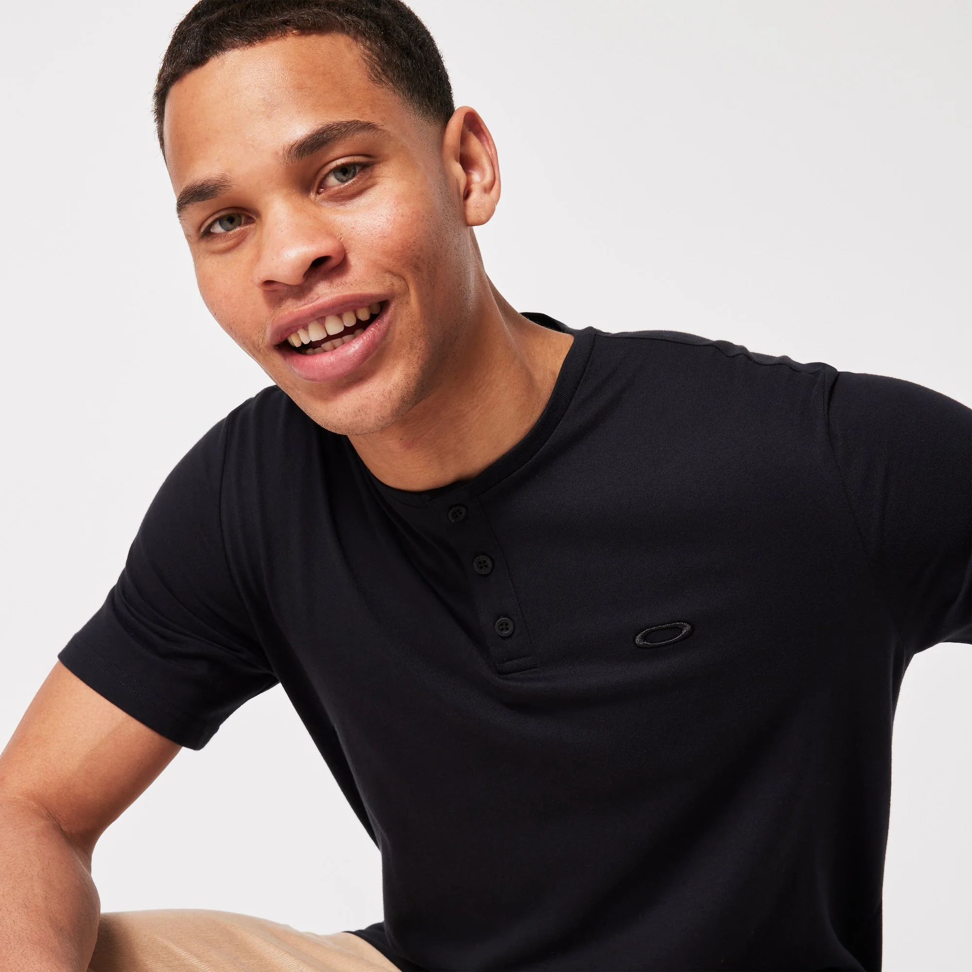 OAKLEY RELAX HENLEY TEE 2.0 - Image 10